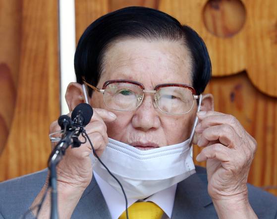 2020년 3월 2일 경기도 가평 신천지 평화의 궁전 앞에서 열린 기자회견에서 발언하는 이만희 총회장의 모습. 〈자료사진=연합뉴스〉