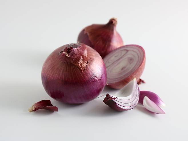 양파에 함유된 폴리페놀 성분이 콜레스테롤 저하에 중요한 역할을 한다. 사진= 게티이미지뱅크