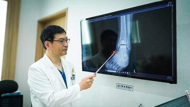 정주선 병원장(정형외과)은 "발목이 흔들리면 주변 근육이 과도하게 긴장해 족저근막염, 아킬레스건염, 종아리 및 무릎 통증 등 다양한 2차 질환을 유발한다"고 했다. 사진=부산큰병원
