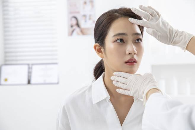 피부과와 관리실에서 공통으로 강조하는 방법은 '자극을 줄이고 회복 시간을 확보하는 것'이다. 사진=클립아트코리아