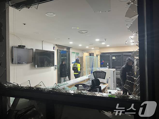 지난해 1월 19일 새벽 윤석열 전 대통령에 대한 구속영장이 발부되자 서울서부지법에 지지자들이 진입해 난동을 부리자 경찰이 진압에 나서고 있다. 2025.1.19/뉴스1 ⓒ News1 김민수 기자