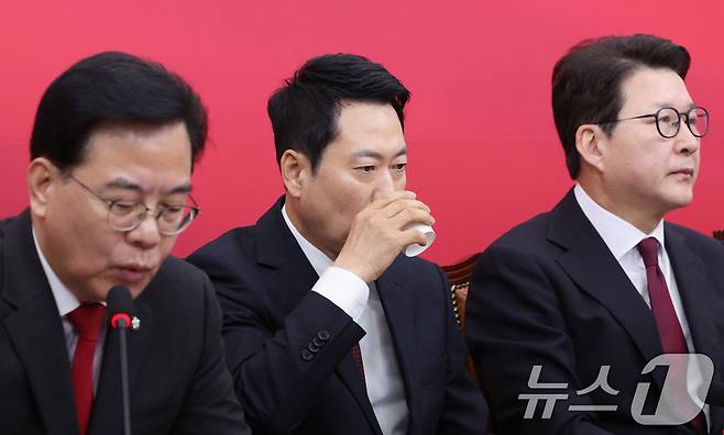 장동혁 국민의힘 대표가 2이 서울 여의도 국회에서 열린 최고위원회의에서 목을 축이고 있다. 2026.2.2/뉴스1 ⓒ News1 신웅수 기자