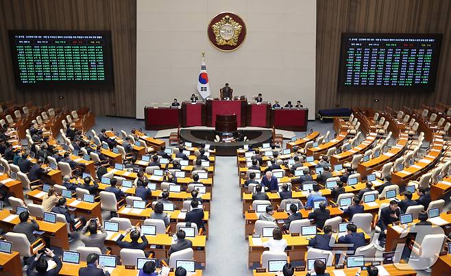 지난 1월 16일 서울 여의도 국회에서 열린 제431회 국회(임시회) 제1차 본회의에서 윤석열·김건희에 의한 내란·외환 및 국정농단 행위의 진상규명을 위한 특별검사 임명 등에 관한 법률안(2차 종합 특검법)이 재석 174인 중 찬성 172인, 반대 2인으로 가결되고 있다. 2026.1.16/뉴스1 ⓒ News1 신웅수 기자