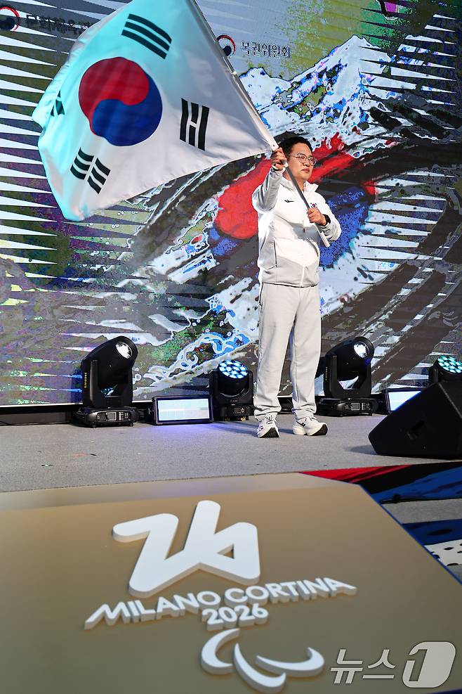 양오열 선수단장이 2일 서울 송파구 올림픽파크텔에서 열린 2026 밀라노·코르티나담페초 동계 패럴림픽 대한민국 선수단 결단식에서 정진완 대한장애인체육회장에게 단기를 받은 후 흔들고 있다. 2026.2.2/뉴스1 ⓒ News1 김도우 기자
