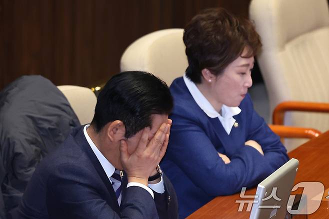 정청래 더불어민주당 대표가 2일 서울 여의도 국회에서 열린 제432회국회(임시회) 개회식에서 얼굴을 쓸어내리고 있다. 오른쪽은 이언주 최고위원. 2026.2.2/뉴스1 ⓒ News1 신웅수 기자