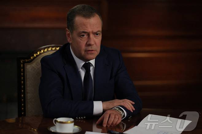 드미트리 메드베데프 러시아 국가안보회의 부의장이 1월 29일(현지시간) 모스크바 외곽 자택에서 로이터 통신 등과 인터뷰를 하고 있다. 2025.2.2./뉴스1 ⓒ 로이터=뉴스1 ⓒ News1 이창규 기자