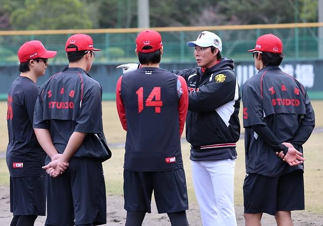 KIA 고영민 코치(오른쪽 두 번째)가 2026 일본 아마미오시마 스프링캠프에서 주루 훈련 전 선수들에게 설명하고 있다. 사진 | KIA 타이거즈