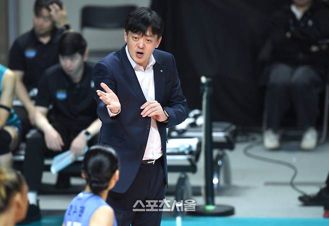 GS칼텍스이영택 감독이 20일 서울 장충체육관에서 열린 2025~2026 V-리그 정관장과 경기에서 작전지시를 하고 있다.  2026. 1. 20. 장충 | 최승섭기자 thunder@sportsseoul.com