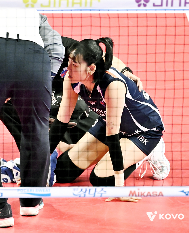 발목 부상 후 쓰러진 기업은행 리베로 임명옥. 제공 | 한국배구연맹