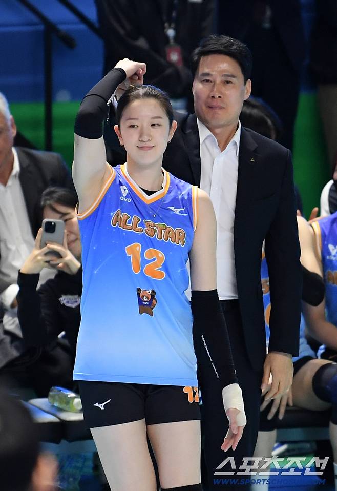 2025-2026 V리그 올스타전이 25일 춘천시 호반체육관에서 열렸다. 강성형 감독과 이다현이 퍼포먼스를 펼치고 있다. 춘천=박재만 기자 pjm@sportschosun.com/2026.01.25/