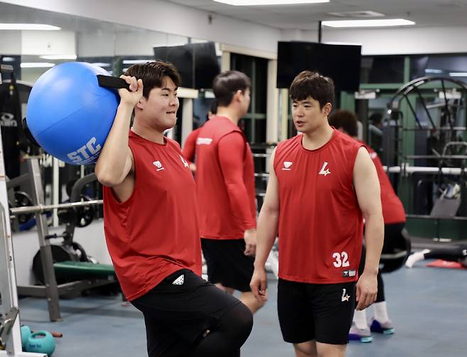 웨이트 트레이닝을 하는 김재환(오른쪽)과 고명준. 사진=SSG 랜더스