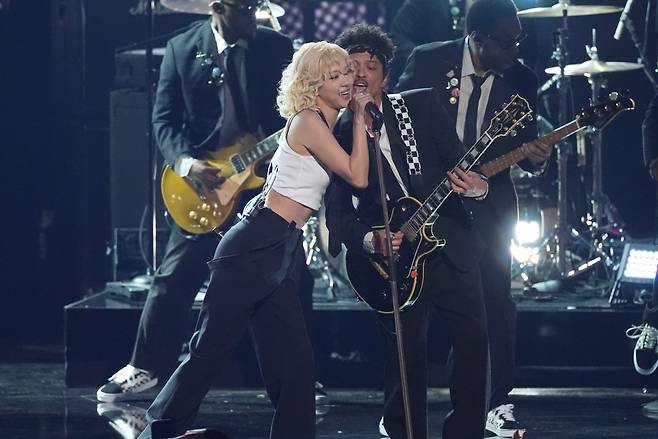 Rose, left, and Bruno Mars perfom "APT." during the 68th annual Grammy Awards on Sunday, Feb. 1, 2026, in Los Angeles. (AP Photo/Chris Pizzello) 020126132492, 21334631,
<저작권자(c) 연합뉴스, 무단 전재-재배포, AI 학습 및 활용 금지>