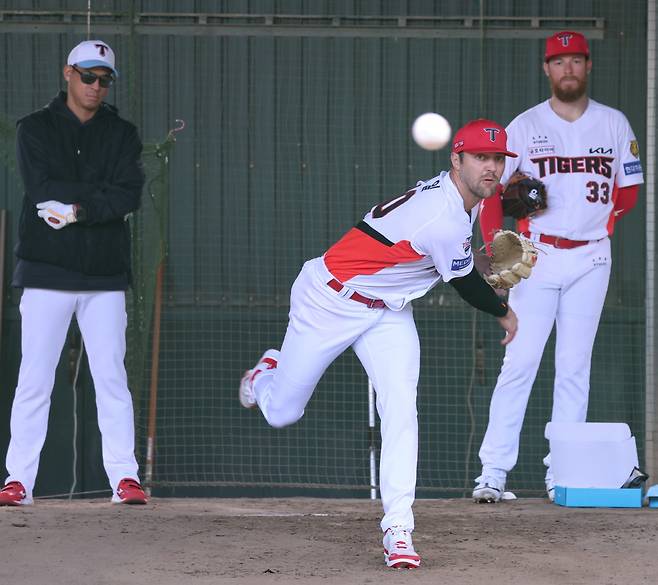 투구하는 제임스 네일(가운데). 사진제공=KIA 타이거즈