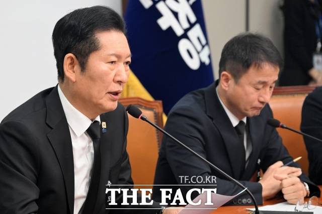 정청래 더불어민주당 대표의 합당 제안을 둘러싸고 당내 분열이 가시화되자, 정 대표는 2일 공론화를 강조한 반면 이언주 최고위원은 인민민주주의 방식이라며 비판했다. 사진은 정 대표가 지난달 26일 오전 서울 여의도 국회에서 열린 최고위원회의에서 발언을 하고 있는 모습. /남용희 기자