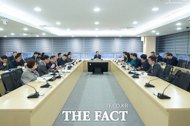 김석필 천안시장 권한대행이 2일 천안시청 중회의실에서 열린 확대간부회의에서 재난 안전 점검과 민생 안정 대책 추진을 당부하고 있다. /천안시