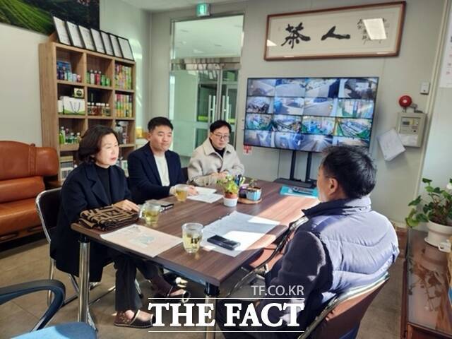 장흥군이 농수산식품 수출기업 현장방문 및 간담회를 실시하고 있다. /장흥군