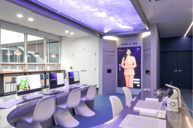 이스트소프트와 SK하이닉스가 함께 설치한 안성시 도서관 '페르소 AI 휴먼 스테이션' (사진=이스트소프트)