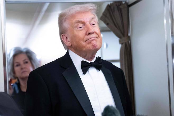도널드 트럼프 미국 대통령이 지난달 31일 워싱턴 DC에서 자신의 사저가 있는 플로리다주 웨스트팜비치로 이동하는 에어포스원 기내에서 취재진과 질의응답을 하고 있다. /AFP 연합뉴스