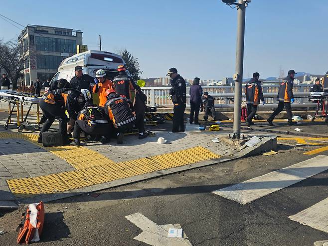 지난 14일 오후 1시 13분쯤 경북 안동시 정하동 영가대교 남단 교차로에서 발생한 119구급차 사고현장. /뉴스1