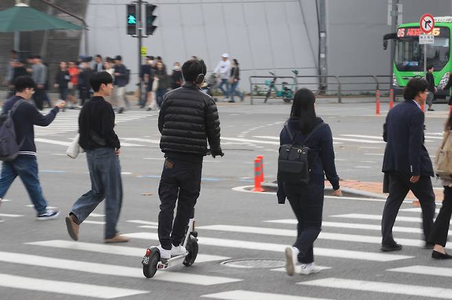 지난 2023년 서울 서대문구 연세대학교 신촌캠퍼스 앞 횡단보도에서 한 남성이 전동 킥보드를 타며 길을 건너고 있다. / 장련성 기자