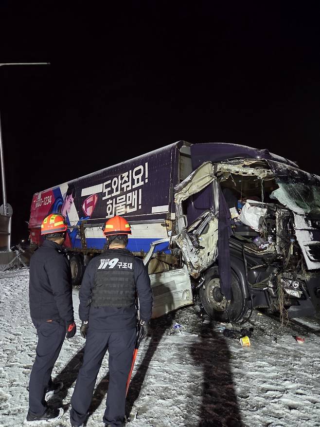 2일 오전 4시 50분께 익산-평택고속도로 익산방향 청양IC 부근(청양군 청양읍 정좌리 295-15)에서 눈길에 미끄러진 10중 추돌사고가 발생했다.청양소방서 제공