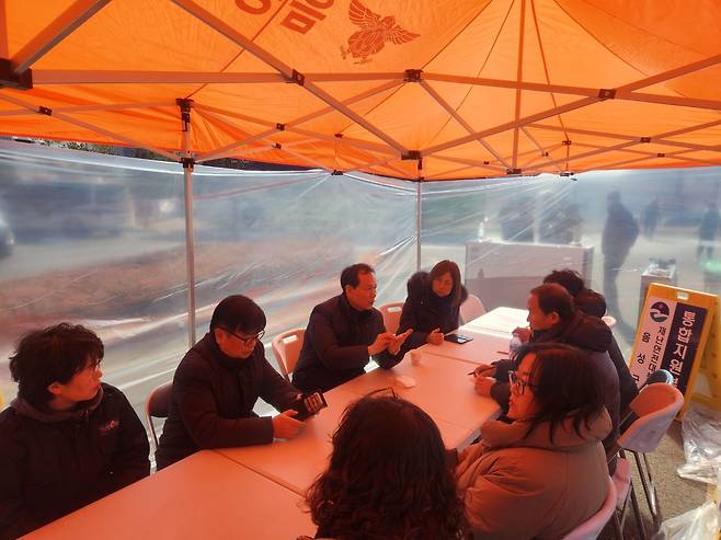 음성군은 맹동면 공장 화재 현장의 실종자 수색 지원 및 사고 수습에 모든 행정력을 집중하고 있다. 군은 통합지원본부를 설치·운영해 유관기관과 긴밀한 협조 체계를 유지하며 복구 및 추가 피해 차단에 주력하고 있다.   조병옥 군수가 군 관계자들과 복구 및 추가 피해 방지 대책회의를 하고 있다. 사진=음성군 제공