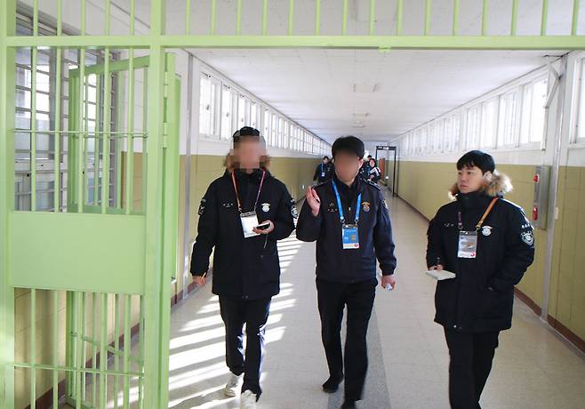 지난달 29일 경기 화성시 화성직업훈련교도소에서 진행된 ‘일일 교도관 체험’에 참여한 본보 손준영 기자(오른쪽)가 선임 교도관과 함께 형이 확정된 수형자들이 있는 곳으로 이동하고 있다. 법무부 교정본부 제공