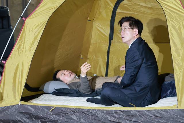 김문수 전 고용노동부 장관이 지난달 21일 국회 로텐더홀에서 이레째 단식 중인 국민의힘 장동혁 대표를 만나고 있다. [연합뉴스]