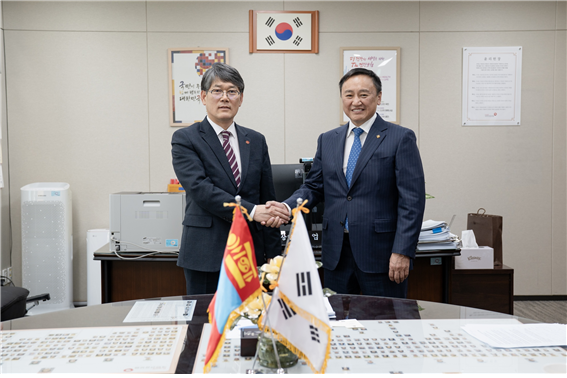 엄호윤 국민건강보험공단 기획상임이사(왼쪽)와 친부렌 지그지드수렌 몽골 보건부 장관이 한-몽 보건의료 협력 강화를 위한 논의 후 기념촬영을 하고 있다. 국민건강보험공단 제공