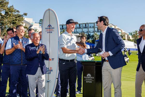 저스틴 로즈가 파머스 인슈어런스오픈 트로피를 받고 있다. 샌디에이고/이매진이미지스 연합뉴스