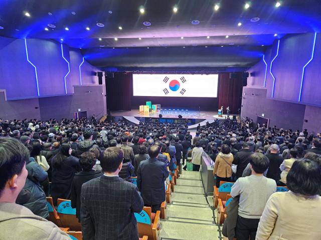 민형배 더불어민주당 국회의원(광주 광산을) 출판기념회가 열린 지난달 18일 광주 동구 조선대 해오름관(광주e스포츠경기장)이 방문객으로 가득 차 있다. 광주시장을 노리는 민 의원 출판기념회에는 이날 1만5,000명가량이 참석했다고 한다. 광주=나광현 기자