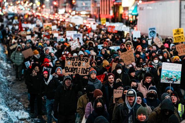 ‘전국 셧다운(연대 휴교, 휴업, 불매)’의 날인 30일 미국 뉴욕시에서 사람들이 이민세관단속국(ICE)에 항의하는 시위를 벌이고 있다. 뉴욕=로이터 연합뉴스