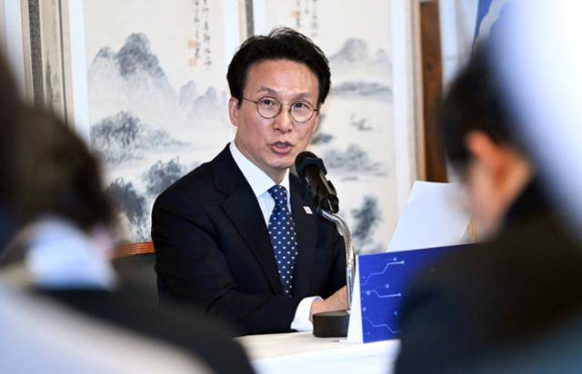 김민석 국무총리가 2일 서울 총리공관에서 열린 출입기자 간담회에서 발언하고 있다. 공동취재