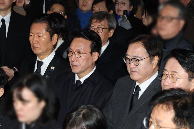 정청래(왼쪽부터) 더불어민주당 대표, 김민석 국무총리, 우원식 국회의장이 1월 31일 서울 종로구 서울대학교병원 장례식장에서 열린 이해찬 전 국무총리의 발인식에 자리하고 있다. 연합뉴스