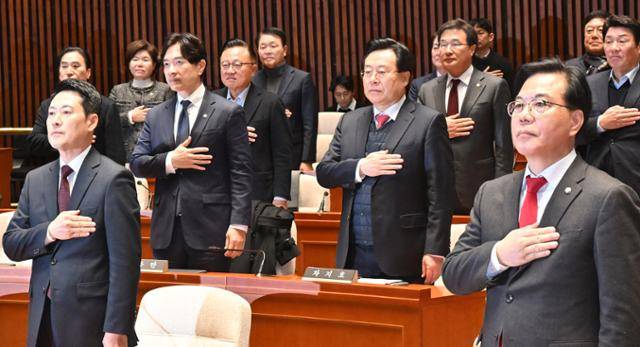 장동혁(앞줄 왼쪽) 대표와 송언석(오른쪽) 원내대표 등 국민의힘 의원들이 2일 국회에서 열린 의원총회에 참석해 국민의례를 하고 있다. 민경석 기자