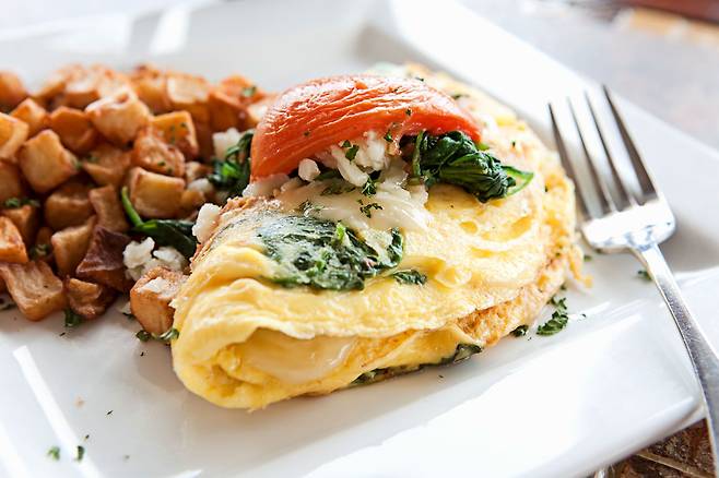 모발 건강을 위해서는 철분, 단백질 등 모발 생성에 필수적인 영양소를 고루 섭취해야 한다./사진=클립아트코리아