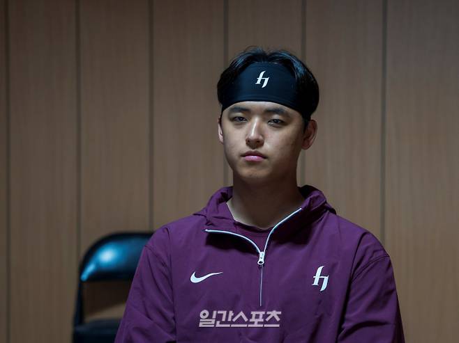 1일 대만 가오슝 국경칭푸야구장에서 취재진과 인터뷰를 하고 있는 박준현. IS포토