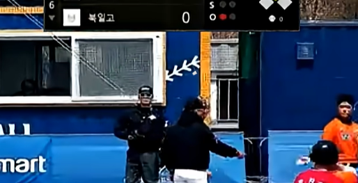 강판되며 감독에게 공을 토스한 박준현. SNS 캡처