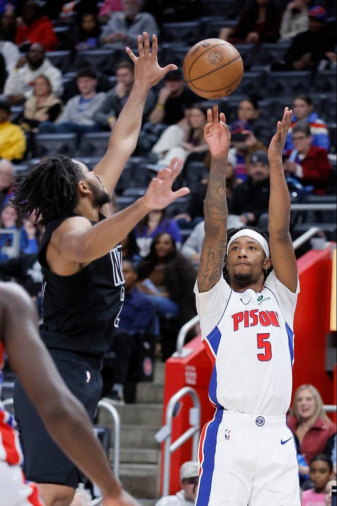 <yonhap photo-4239=""> 2일(한국시간) 미국 미시간주 리틀 시저스 아레나에서 열린 브루클린 네츠와의 홈 경기에서 슈팅을 시도하는 라이언 홀랜드의 모습. [AP=연합뉴스]</yonhap>