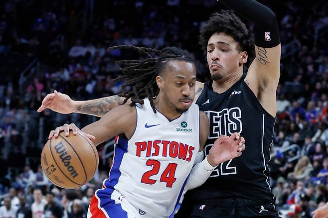 <yonhap photo-4250=""> Detroit Pistons guard Daniss Jenkins (24) drives against Brooklyn Nets forward Jalen Wilson, right, 22, during the second half of an NBA basketball game Sunday, Feb. 1, 2026, in Detroit. (AP Photo/Duane Burleson)/2026-02-02 11:13:43/ <저작권자 ⓒ 1980~2026 ㈜연합뉴스. 무단 전재 재배포 금지, AI 학습 및 활용 금지></yonhap>