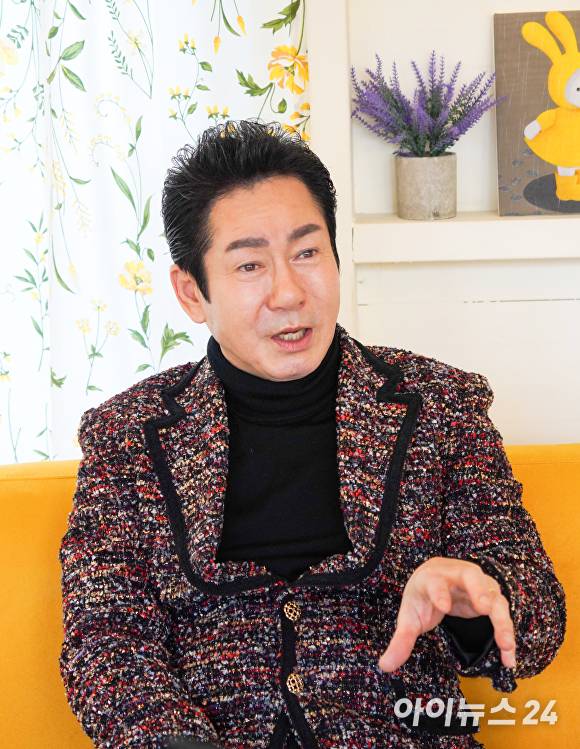 인터뷰하고 있는 가수 배금성 [사진=아이뉴스24]