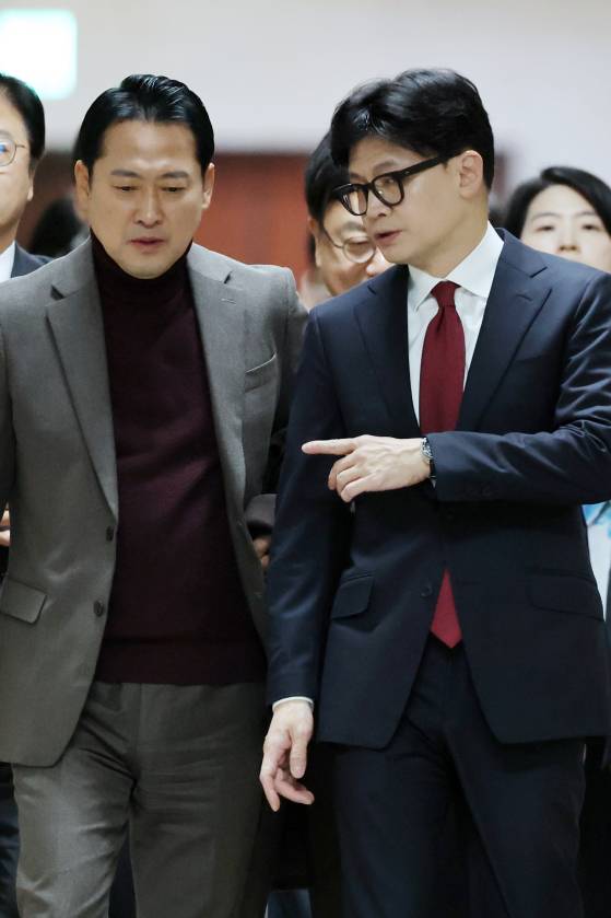 2024년 12월 12일 국민의힘 한동훈 국민의힘 대표가 서울 여의도 국회에서 열린 비공개 최고위원회의에 참석하며 장동혁 의원과 대화하고 있다. 연합뉴스