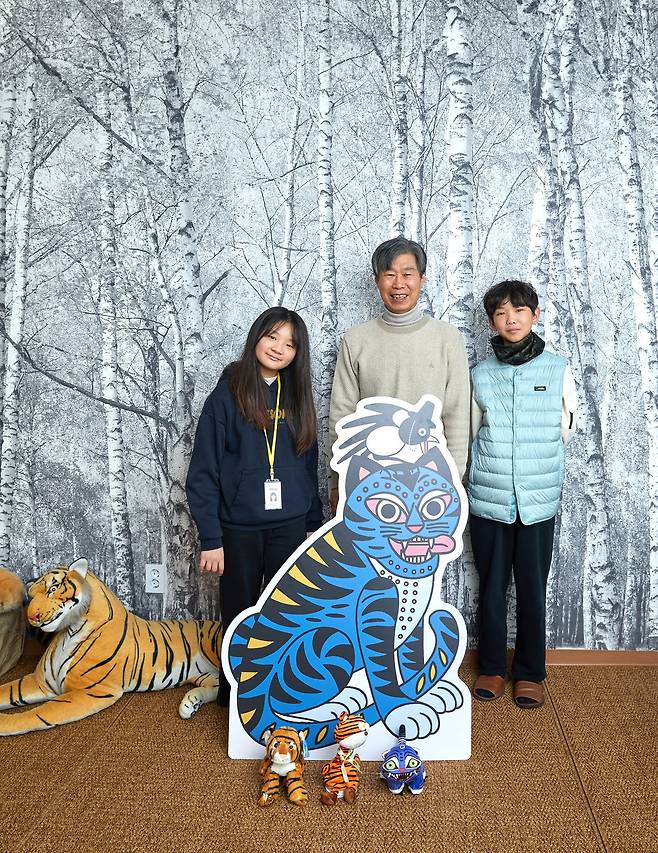 넷플릭스 애니메이션 ‘케이팝 데몬 헌터스’에 등장한 호랑이 캐릭터 더피와 함께 기념 촬영을 한 이항(가운데) 교수와 소중 학생기자단.
