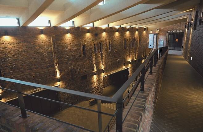 고 김수근 건축가의 미감이 엿보이는 복층 실내 공간(사진=안규림)