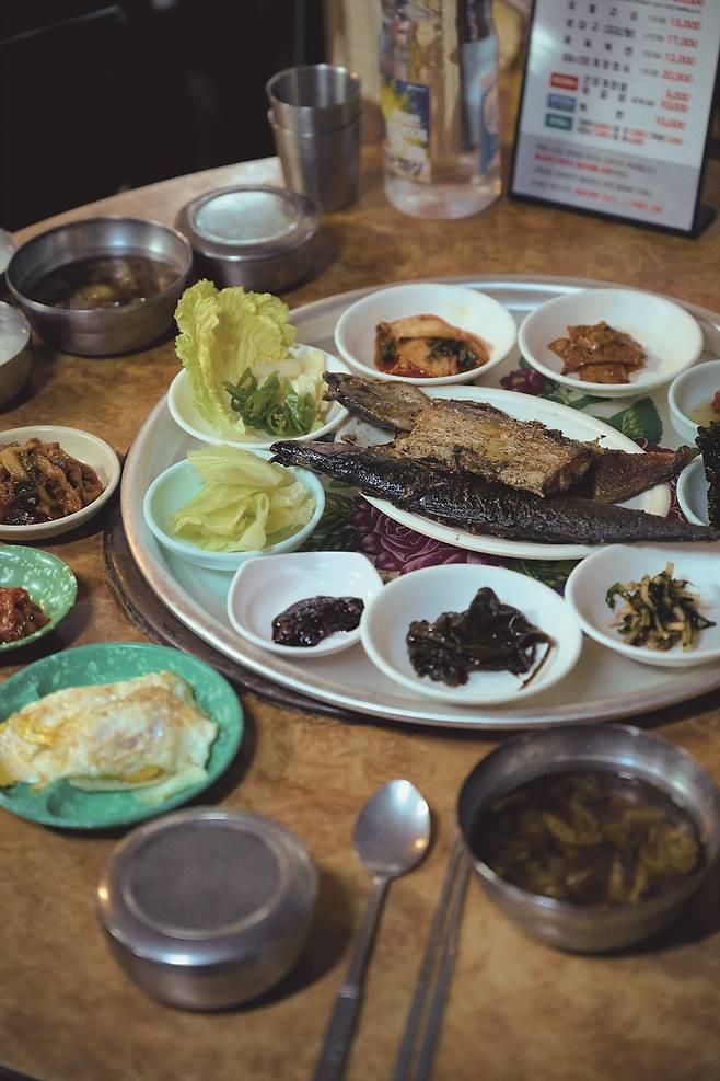 갈치, 고등어, 이면수 구이를 맛본다(사진=안규림)