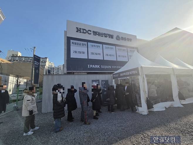 30일 문을 연 '안양역 센트럴 아이파크 수자인'의 모델하우스에 들어가기 위해 예비 청약자들이 줄을 서 있다./ 사진=이슬기 기자