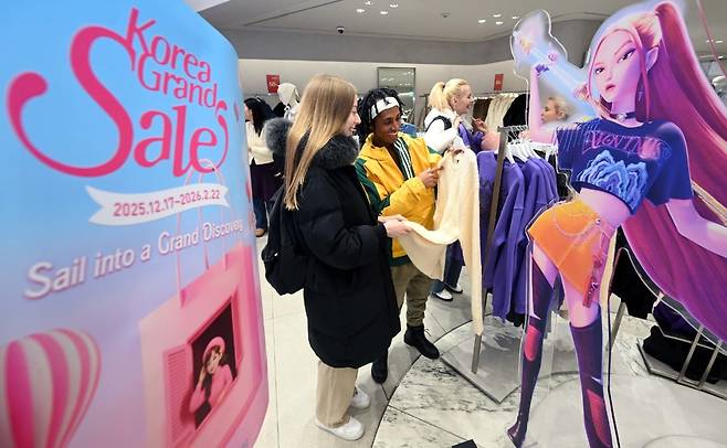 외국인 관광객이 케이팝데몬헌터즈 협업 상품을 살펴보고 있다. /사진=뉴스1