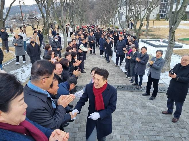 이강덕 시장 지지자들이 2일 박정희 대통령 생가앞 동상 입구에 줄지어 서서 이 시장의 경북도지사 출마를 환호하며 지지하는 구호를 외치고 있다.