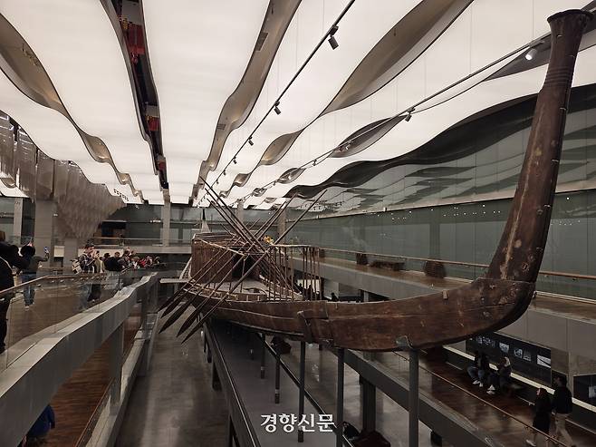 이집트 기자 이집트 대박물관(GEM) ‘쿠푸의 배 박물관’ 내 전시된 태양의 배. 기자(이집트) | 윤승민 기자