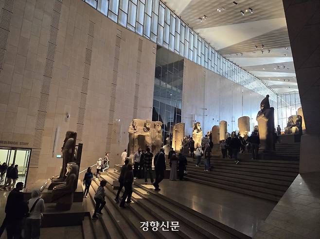 이집트 기자 이집트 대박물관(GEM) 본관의 오르막 계단에는 여러 파라오들의 석상이 서 있다. 기자(이집트) | 윤승민 기자